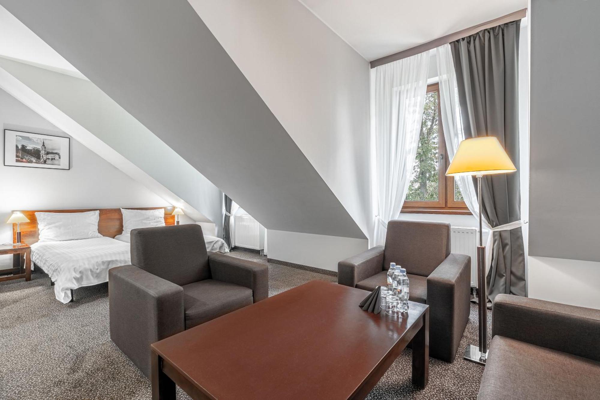 Aparthotel Dom Pracy Tworczej Uniejów Exterior foto